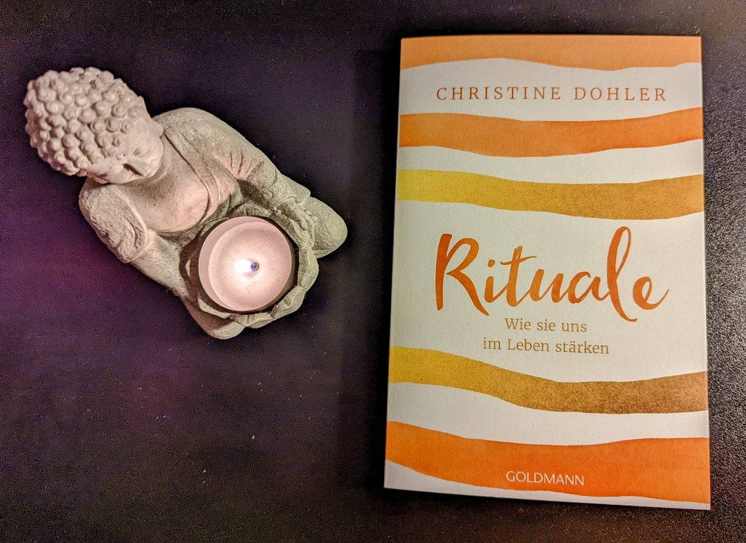 Buch 'Rituale' von Christine Dohler und eine Buddha-Kerze